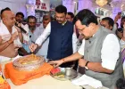 बाप्पांच्या भक्तीत मुख्यमंत्री फडणवीस रंगले; मानाच्या गणपतींचे दर्शन घेत ढोलावर धरला ठेका