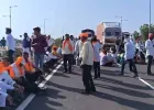 जरांगे-पाटलांच्या प्रकृतीने आंदोलनाला धार; धुळे-सोलापूर महामार्ग रोखला