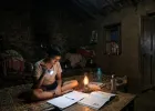 टॉर्चच्या उजेडात विद्यार्थ्यांचा अभ्यास, शेतात पिके करपण्याची भीती; पुरंदरमध्ये वीज संकट