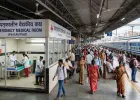मुंबई लोकल प्रवाशांना मोठा दिलासा; मध्य रेल्वेच्या ४३ स्थानकांवर आपत्कालीन वैद्यकीय कक्ष