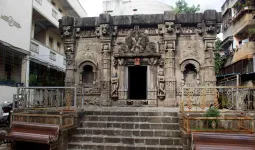 तीन सोंडांचा अद्वितीय गणपती आणि गूढ तळघर; पुण्यातील ऐतिहासिक मंदिराची अनोखी परंपरा