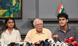 आंदोलक विद्यार्थ्यांच्या पाठीशी उभे राहत कपिल सिब्बल यांची १ कोटींची मदत; वकिलांनाही केले मोठे आवाहन