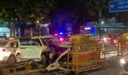 दिल्लीत भीषण अपघात; स्विफ्ट-इनोव्हा धडकेत दोन आमदारांसह ६ जण जखमी