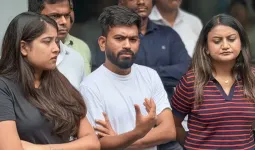 अभिजीत दीपकेंना स्थानिकांचा तीव्र विरोध; दिल्लीतील घटनेचा व्हिडिओ व्हायरल