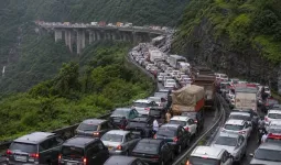 पुणे-अहिल्यानगर महामार्गावर वाहतूक कोंडी; उद्योगांवर स्थलांतराचे संकट
