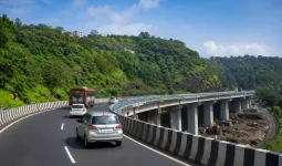 सातारा-पुणे महामार्गावरील प्रवाशांना मोठा दिलासा; खंडाळा उड्डाणपुलाची एक लेन खुली