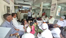 गोंदवले शाखेत 'प्रधानमंत्री पीक विमा' मार्गदर्शन वर्ग संपन्न; १० ऑगस्टपर्यंत ऑनलाईन अर्जाचे आवाहन