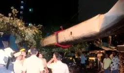 मुंबईच्या कुर्ल्यात क्रेन कोसळून मोठी दुर्घटना; १० जण जखमी