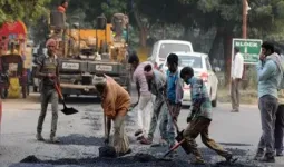 तळेगाव-चाकण-शिक्रापूर मार्गावर खड्डे बुजविण्याची धडक मोहीम सुरू