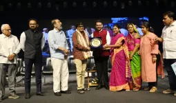 ज्येष्ठ अभिनेते अशोक सराफ यांचा नागपुरात भव्य नागरी सत्कार; 'मराठी चित्रपटसृष्टीला त्यांनी दिली नवी उंची' - देवेंद्र फडणवीस