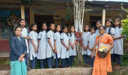 रक्षारक्षक म्हणून वृक्षांचे जतन; सातारा व तासगाव येथे विद्यार्थ्यांनी वृक्षांना राखी बांधून दिला पर्यावरण संवर्धनाचा संदेश 
