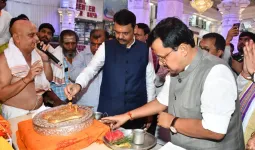 बाप्पांच्या भक्तीत मुख्यमंत्री फडणवीस रंगले; मानाच्या गणपतींचे दर्शन घेत ढोलावर धरला ठेका