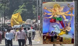 कोल्हापुरात विसर्जन मिरवणुकीत मोठी दुर्घटना; विद्युत तारेचा स्पर्श होताच २१ फुटांची गणेशमूर्ती कोसळली