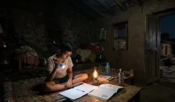 टॉर्चच्या उजेडात विद्यार्थ्यांचा अभ्यास, शेतात पिके करपण्याची भीती; पुरंदरमध्ये वीज संकट