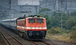 दिवाळीच्या रेल्वे तिकिटांसाठी प्रवाशांची धावपळ; बुकिंग सुरू होताच तिकिटे फुल्ल,वेटिंग’चा मनस्ताप
