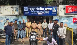 तडीपार आरोपीची पुन्हा गुन्हेगारी; वाहन चोराला पत्नीसह खडक पोलिसांनी पकडले