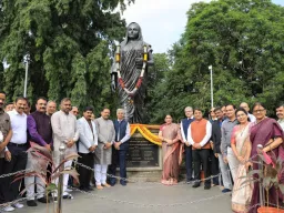 पुणे विद्यापीठात सावित्रीबाईंच्या विचारांचा जागर; २८ ज्ञानशिल्पांचे लोकार्पण