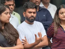 अभिजीत दीपकेंना स्थानिकांचा तीव्र विरोध; दिल्लीतील घटनेचा व्हिडिओ व्हायरल