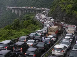 पुणे-अहिल्यानगर महामार्गावर वाहतूक कोंडी; उद्योगांवर स्थलांतराचे संकट