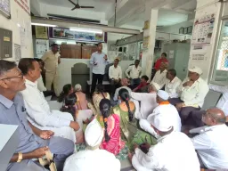 गोंदवले शाखेत 'प्रधानमंत्री पीक विमा' मार्गदर्शन वर्ग संपन्न; १० ऑगस्टपर्यंत ऑनलाईन अर्जाचे आवाहन
