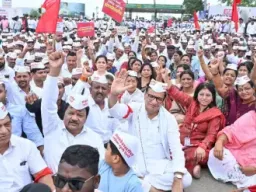 पुणे-नाशिक रेल्वेमार्गासाठी एल्गार; क्रांतीदिनी महामार्गावर चक्का जाम आंदोलन