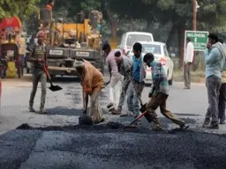 तळेगाव-चाकण-शिक्रापूर मार्गावर खड्डे बुजविण्याची धडक मोहीम सुरू