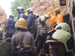 घाटकोपर मध्ये भीषण दुर्घटना; दरडी खाली घर दबले, दोघांचा मृत्यू
