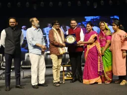 ज्येष्ठ अभिनेते अशोक सराफ यांचा नागपुरात भव्य नागरी सत्कार; 'मराठी चित्रपटसृष्टीला त्यांनी दिली नवी उंची' - देवेंद्र फडणवीस