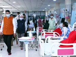मेडिकल-मेयोतील विकासकामांना गती; फडणवीसांकडून सर्पदंशग्रस्त बालिकेची आस्थेने विचारपूस