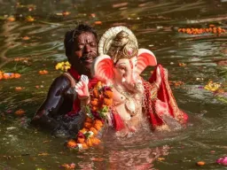 पीओपी गणेशमूर्ती विसर्जनावर उच्च न्यायालयाचे नवे निर्देश; ६ फुटांपर्यंतच्या मूर्ती कृत्रिम तलावातच