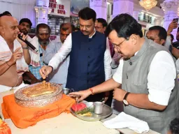 बाप्पांच्या भक्तीत मुख्यमंत्री फडणवीस रंगले; मानाच्या गणपतींचे दर्शन घेत ढोलावर धरला ठेका