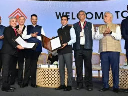 पुढील १० वर्षांत मुंबई झोपडपट्टीमुक्त; फडणवीसांची मोठी घोषणा