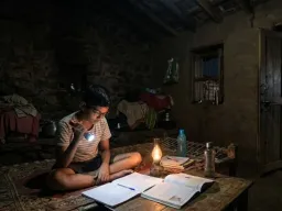 टॉर्चच्या उजेडात विद्यार्थ्यांचा अभ्यास, शेतात पिके करपण्याची भीती; पुरंदरमध्ये वीज संकट