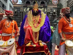 तांबडी जोगेश्वरी गणपतीच्या सोहळ्यात भक्तीचा अनोखा संगम; तुळजाभवानीचे सजीव रूप, वारकऱ्यांची उपस्थिती
