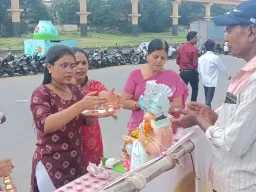 पुण्यात घरगुती गणपतींच्या विसर्जनाला सुरुवात; कृत्रिम व खुल्या हौदांवर भाविकांची मोठी गर्दी