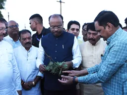 यवतमाळच्या दुष्काळी भागात बावनकुळे; ‘शेतकऱ्यांच्या मदतीत कोणतीही कमतरता पडू देणार नाही’