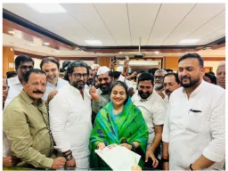 जिल्हा बँकेसाठी सुनेत्राताई शिंदे यांचा उमेदवारी अर्ज; जावळीला दोन संचालकांच्या घोषणेनंतर राजकीय हालचालींना वेग