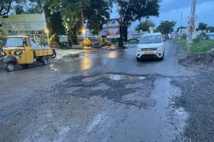 लोहगाव-डी. वाय. पाटील रस्ता बनला 'मृत्यूचा सापळा'!