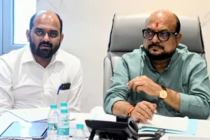 पूर्ण पाणीपुरवठा योजना तातडीने ग्रामपंचायतींकडे हस्तांतरित करा; गुलाबराव पाटील