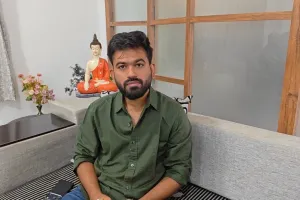 अभिजीत दीपकेंना मोठा धक्का; पोलिसांशी हुज्जत प्रकरणी पोलीस संरक्षण हटवण्याची मागणी