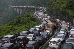पुणे-अहिल्यानगर महामार्गावर वाहतूक कोंडी; उद्योगांवर स्थलांतराचे संकट