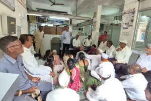 गोंदवले शाखेत 'प्रधानमंत्री पीक विमा' मार्गदर्शन वर्ग संपन्न; १० ऑगस्टपर्यंत ऑनलाईन अर्जाचे आवाहन