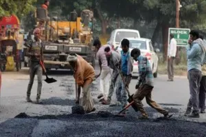 तळेगाव-चाकण-शिक्रापूर मार्गावर खड्डे बुजविण्याची धडक मोहीम सुरू