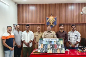 रहिमतपूर पोलिसांची मोठी कामगिरी; ८ लाख ७५ हजारांचे ३२ हरवलेले मोबाईल नागरिकांना परत