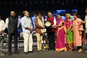 ज्येष्ठ अभिनेते अशोक सराफ यांचा नागपुरात भव्य नागरी सत्कार; 'मराठी चित्रपटसृष्टीला त्यांनी दिली नवी उंची' - देवेंद्र फडणवीस
