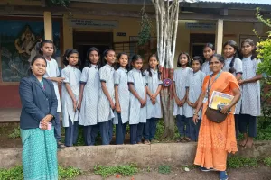 रक्षारक्षक म्हणून वृक्षांचे जतन; सातारा व तासगाव येथे विद्यार्थ्यांनी वृक्षांना राखी बांधून दिला पर्यावरण संवर्धनाचा संदेश 
