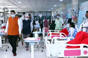 मेडिकल-मेयोतील विकासकामांना गती; फडणवीसांकडून सर्पदंशग्रस्त बालिकेची आस्थेने विचारपूस