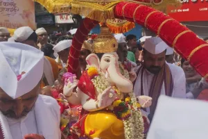 कसबा गणपतीच्या आरतीने विसर्जन मिरवणुकीचा शुभारंभ; मुस्लिम बांधवांच्या अत्तर स्वागताने सामाजिक सलोख्याचा संदेश