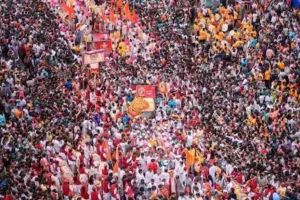 पुणे गणेश विसर्जन मिरवणुकीचा जल्लोष; ढोल-ताशांचा गजर, गुलालाची उधळण अन् ड्रोनमधून विहंगम दृश्य