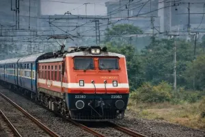 दिवाळीच्या रेल्वे तिकिटांसाठी प्रवाशांची धावपळ; बुकिंग सुरू होताच तिकिटे फुल्ल,वेटिंग’चा मनस्ताप